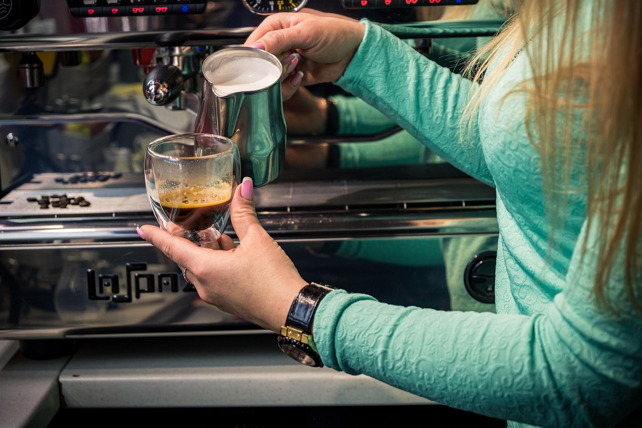 Barista valmistaa latte artea